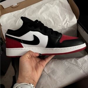 Jordan 1 lows black/red